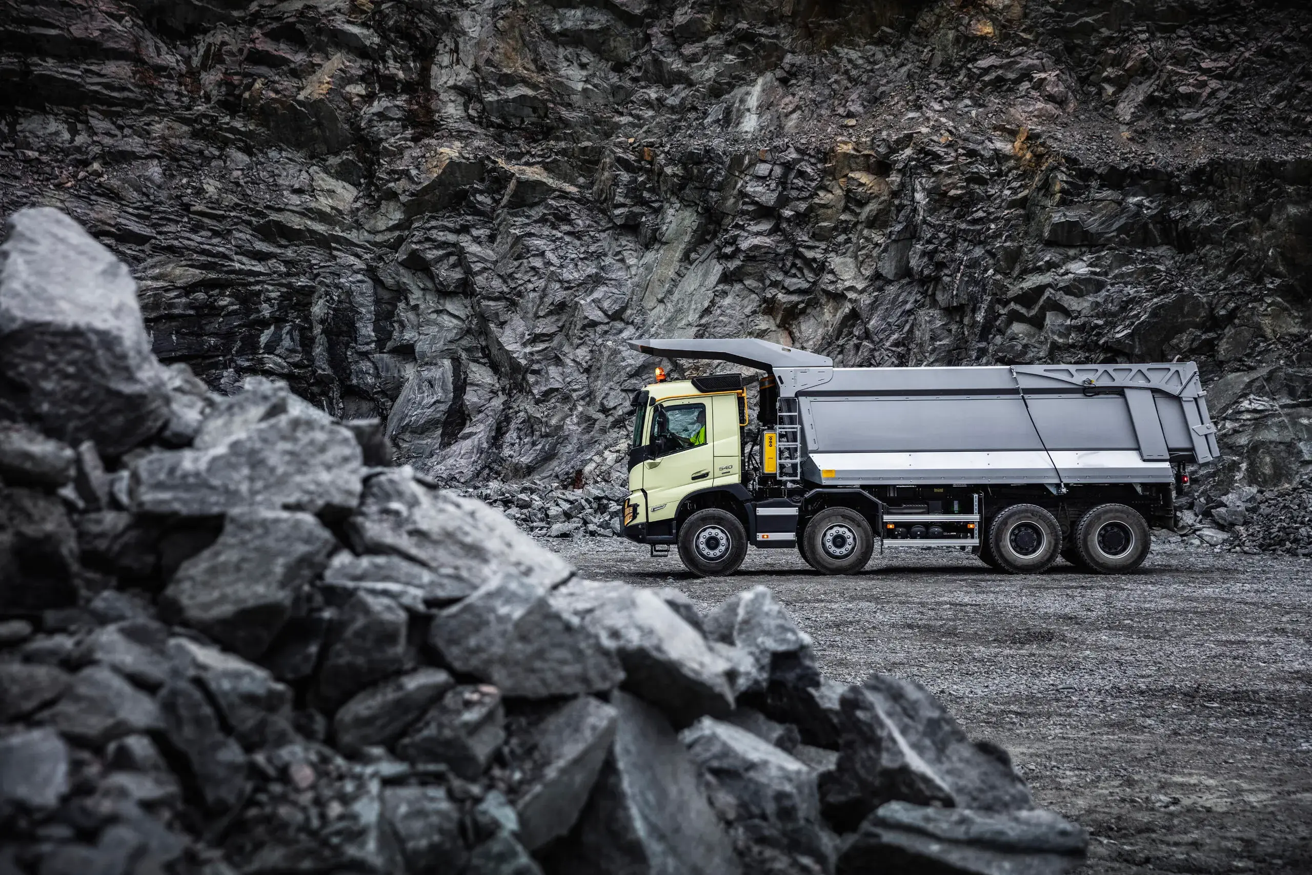 Volquete FMX 6X4R VOLVO 2